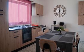 Central Two Bedroom Apartment In Bugibba